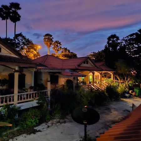 Beachfront Bungalow South Of Phuket Esterno foto