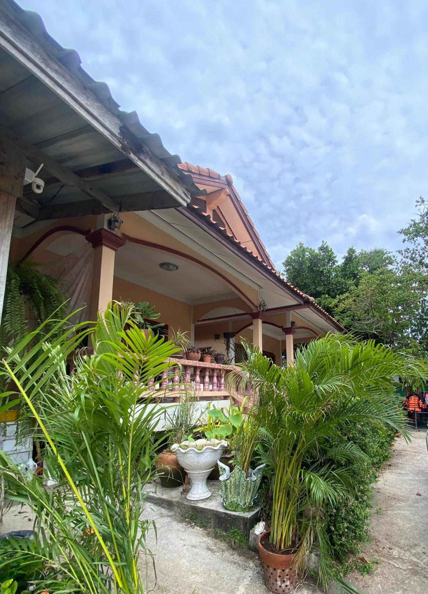 Beachfront Bungalow South Of Phuket Esterno foto