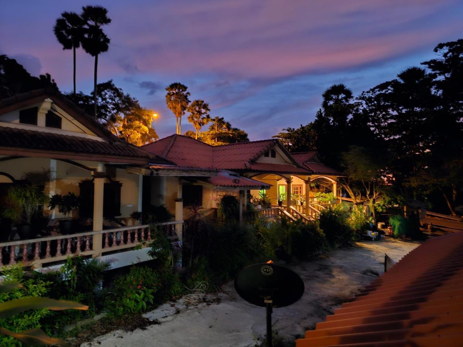Beachfront Bungalow South Of Phuket Esterno foto
